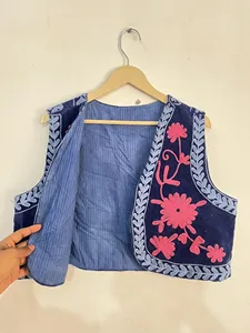 Veste Suzani bleu marine brodée à la main en coton, motif floral bohème, vêtements ethniques pour femmes, sans manches, veste courte traditionnelle - Product Image 4