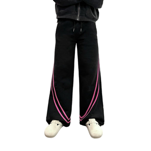 Pantalon de survêtement noir pour homme à jambe large avec bandes latérales roses, taille élastique et cordon de serrage, décontracté, tricoté mi-lourd pour l'automne - Product Image 1