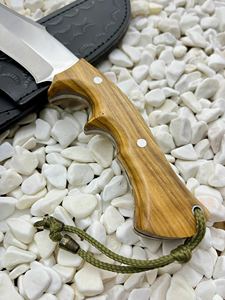 Couteau de chasse Jexa 4116 en acier inoxydable, lame fixe, couteau à dépecer pour le camping, bord partiellement dentelé, manche en bois d'olivier, étui en cuir - Product Image 4