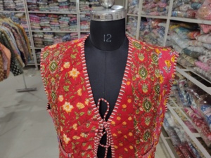 Gilet matelassé rouge à fleurs pour femme, col en V, avec poches plaquées à lacets, sans manches, en polyester tissé, doublure automne, cadeau pour elle - Product Image 4