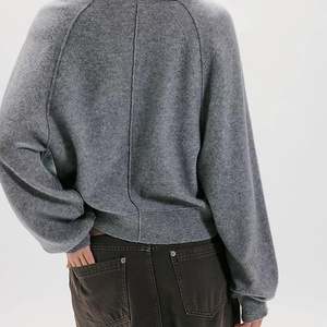Pull en tricot à col en V gris pour femme avec logo personnalisé, boutons sur le devant, manches longues, pull décontracté pour l'automne, pull en tricot Henley - Product Image 2