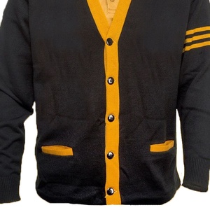 Pull de fraternité personnalisé, pull noir en tricot pour homme, bordure jaune, fermeture à boutons, cardigan Alpha, cardigan noir en tricot pour homme - Product Image 4