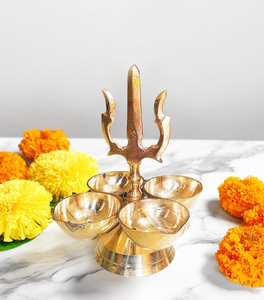 Lámpara de aceite Diya de latón con 4 cuencos, decoración tradicional hindú para Puja, para el festival Diwali, culto en templos, bodas y decoración del hogar - Product Image 1