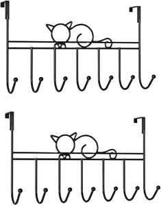 Colgador de puerta de metal negro con ganchos para toallas Organizador de puerta decorativo para uso en ropa - Product Image 1