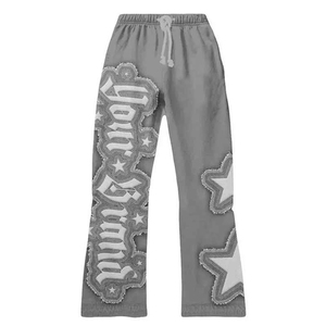 SHY SPORTS Conjunto de chándal gris Y2K personalizado OEM con sudadera con capucha de letras góticas y apliques deshilachados, y pantalones de chándal de pierna ancha con estrellas y bordes sin rematar, de forro polar, de dos piezas. - Product Image 2