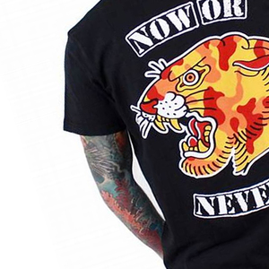 เสื้อยืดผู้ชายสีดำแขนสั้น คอโอ ทรงหลวม ผ้าฝ้ายถัก 100% รุ่น Now Never - Product Image 4