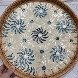 Bandeja de ratán de lujo con incrustaciones de nácar, perfecta para ocasiones especiales, servicio en el hogar y exhibición decorativa, procedente de la India. - Product Image 6