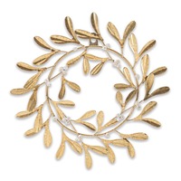 Couronne élégante en or avec des accents de baies en fausses perles, parfaite pour la décoration de la porte d'entrée pendant les fêtes de Noël.