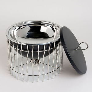 Casserole ronde en acier inoxydable avec cadre en métal poli et couvercle noir, chauffe-plat isolé, diamètre 24 cm - Product Image 1