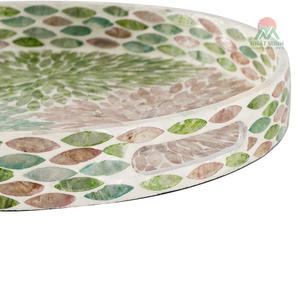 Un magnifique plateau rond multicolore, fabriqué à la main à partir de nacre, idéal pour ranger des objets sur une table basse. - Product Image 2
