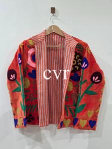 Manteau d'extérieur en velours Suzani fait main éco-responsable d'Ouzbékistan pour femme – Manteau de luxe brodé style bohème pour l'hiver et les soirées - Product Image 2