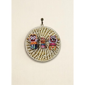 Panier en herbe tressé à la main avec garniture et poignée festives, écologique et élégant pour le rangement - Product Image 1