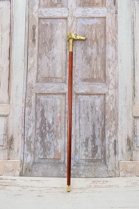 Bâtons de marche rustiques modernes en bois naturel écologique avec poignée en laiton poli, idéaux pour les cadeaux - Product Image 4