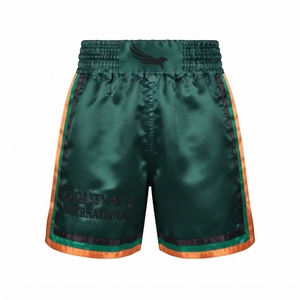 Shorts de combat en satin brodés sur mesure vert et or, équipement de compétition de haute qualité, vêtements de sport fitness, short de boxe - Product Image 1