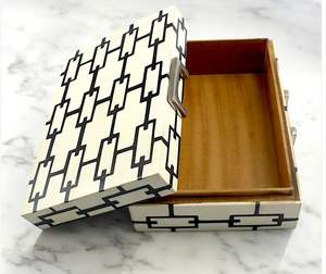 Caja organizadora de joyas de resina decorativa con detalles hechos a mano, diseño elegante, perfecta para guardar anillos, pendientes y collares. - Product Image 3