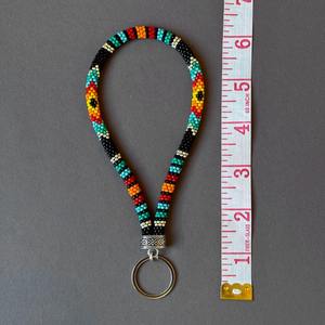 Porte-clés tendance fait main pour femme avec perles et motif géométrique coloré, support durable en métal pour usage quotidien - Product Image 3