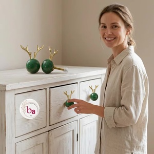 Poignée de meuble en laiton et résine verte Ba Green, forme lapin, écologique, durable, design original, poignée de tiroir contemporaine, installation facile - Product Image 2