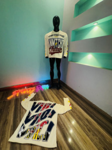 เสื้อยืดแขนยาวผู้ชายแบบสวมใส่สบาย ระบายอากาศได้ดี พิมพ์ลายแบบซับลิเมชั่น ขายส่ง เสื้อผ้าสตรีทแวร์ทรงหลวม เสื้อแขนยาวดีไซน์เนอร์สำหรับผู้ชาย - Product Image 4