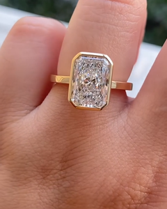 Anillo de Compromiso con Diamante Radiante de Laboratorio de 3 Quilates con Corte Esmeralda y Banda Eternity en Oro de 18K, Certificado IGI - Product Image 3