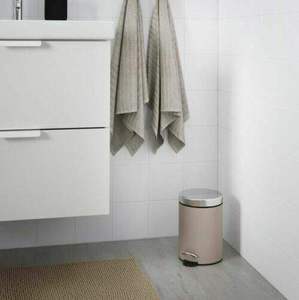 La brillance métallique raffinée des poubelles en métal rehausse instantanément l'attrait visuel des cuisines, des bureaux et des espaces de vie. - Product Image 5