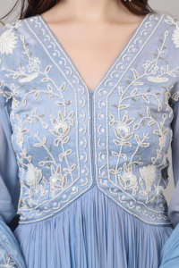 Robe longue de créateur pour femme, couleur ciel, ornée de perles, de sequins et de broderies, idéale pour les occasions spéciales. - Product Image 6