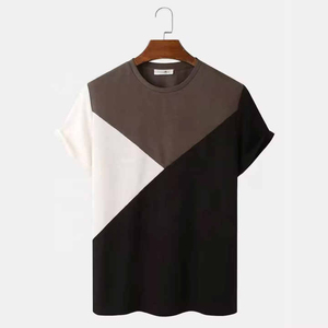 เสื้อยืดแขนสั้นคอกลมผู้ชาย ลายเรขาคณิตสีตัดต่อ ทรงปกติ สไตล์ลำลอง - Product Image 4