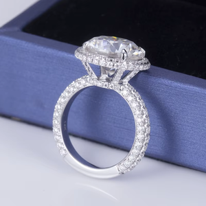 Bague de fiançailles pour femme en or blanc, style classique, avec diamant rond taille brillant, halo et pierres latérales en diamants naturels - Product Image 6
