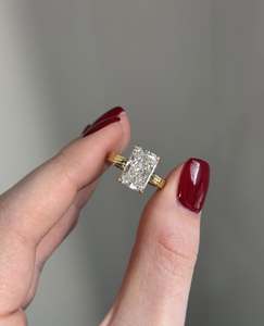 แหวนหมั้นเพชรซิคอนทรงเจ้าหญิง NATUNA ดีไซน์เรียบหรูสำหรับผู้หญิง เงินแท้ 925 แหวนมอสซาไนต์ เครื่องประดับดีไซเนอร์ - Product Image 2