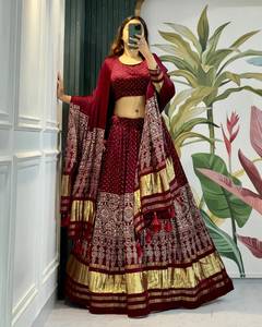 Conjunto Tradicional Indio-Pakistaní de Lehenga Choli Color Granate con Bordado Dorado, Vestido Largo para Bodas, para Mujer - Product Image 1