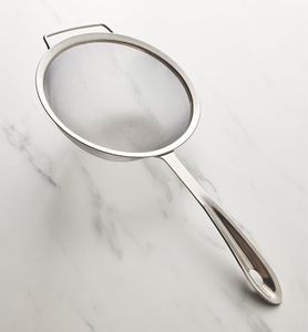 Colador de té metálico premium con mango largo para preparar té de hojas sueltas en restaurantes, cafeterías y hoteles - Product Image 1