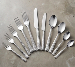 Ensemble de couverts en acier inoxydable à manche martelé, finition mate, design moderne, résistant à la rouille, pour une table élégante - Product Image 4