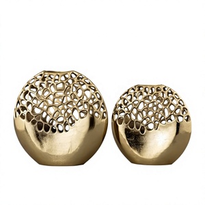 Vase à fleurs en métal artisanal de style côtier avec design géométrique, décoration de luxe pour la maison pour Pâques - Product Image 1