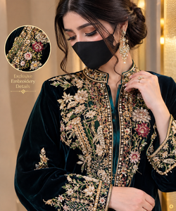 Robe de soirée formelle d'hiver en velours vert émeraude brodé, inspirée d'Isha Rana, avec dupatta en mousseline de soie, style Shalwar Kameez/Anarkali - Product Image 1