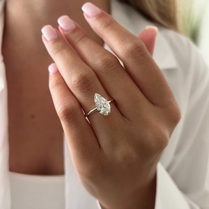 Anillo de Compromiso Moderno con Diamante Cultivado en Laboratorio, Corte Pera, Media Engaste, Minimalista, Solitario, Oro Amarillo de 18K, Certificado IGI, 1.6mm, para Mujer - Product Image 5