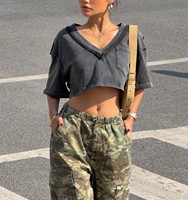 Camiseta de mujer con diseño personalizado, 100% algodón, estilo vintage lavado, corte holgado, manga corta, cuello en V, top corto con efecto acid wash.