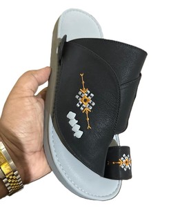 Elegantes Pantuflas de Cuero Sintético Árabe de Primera Calidad para Hombre, Cómodas, Antideslizantes, con Suela de PU Suave, Perfectamente Diseñadas, Hechas en Arabia Saudita - Product Image 4