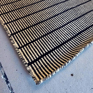 Tapis en laine tissé à la main avec des rayures noires et ivoire |   Tapis en laine tissé plat minimaliste moderne pour la décoration du salon et de la chambre - Product Image 1
