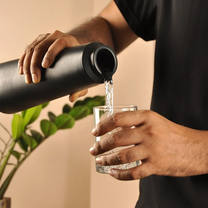 Juego de 2 jarras de terracota negra hechas a mano - 800 ml con tapa de corcho y madera (textura natural - sin colores ni químicos utilizados) - Product Image 4