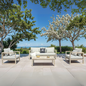 Conjunto de sofás de madera para exteriores con cojines blancos, muebles de jardín rústicos, 3 plazas, resistentes a la intemperie - Product Image 1