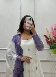 Vestido de georgette con bordado de diseño y trabajo de espejo real, con falda y dupatta, completamente cosido y listo para usar. - Product Image 3