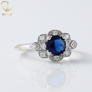 Anillo de Compromiso Vintage Art Deco con Zafiro Azul, Diamante Redondo y Moissanita, Diseño de Inspiración Victoriana en Oro de 18K - Product Image 3