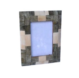 Cadre photo rectangulaire artisanal Bela en os incrusté, gravé au laser, motif rayures grises, design moderne et minimaliste, décoration de table pour la maison - Product Image 3