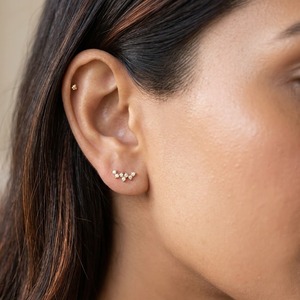 Boucles d'oreilles minimalistes en or jaune 14K 18K avec diamants de laboratoire ronds, clous d'oreilles incurvés, monture unique en grappe, puces de diamants délicates - Product Image 2
