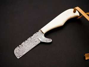 Cuchillo de caza hecho a mano con hoja dentada de acero de Damasco, mango de marfil y funda de cuero. - Product Image 1