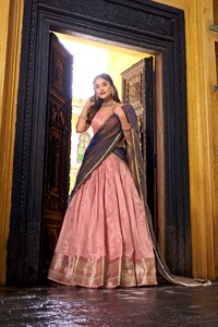 Hermoso Lehenga Choli de Diseñador con Bordado Detallado y Trabajo de Lentejuelas, Perfecto para Bodas, Fiestas y Ocasiones Especiales - Product Image 1