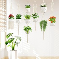 Porte-plantes en macramé bohème avec pots blancs pour fleurs et plantes vertes suspendues en intérieur