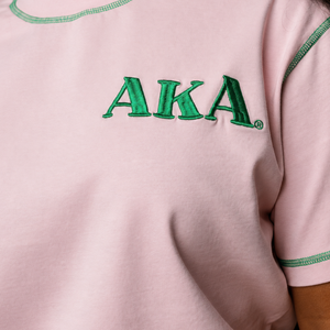 Camiseta Rosa de Cuello Redondo para Mujer con Bordado Verde Chenille, Corte Regular, Manga Corta, Logotipo Personalizado, AKA 1908 - Product Image 3