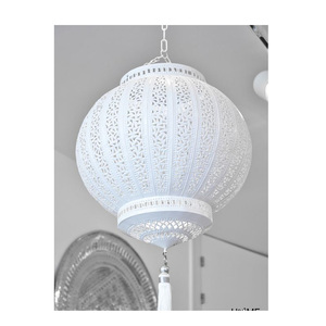 Farol Marroquí de Hierro de Estilo Antiguo con Patrones Hechos a Mano y Cuerpo con Recubrimiento de Polvo Protector para Uso en Exteriores - Product Image 4