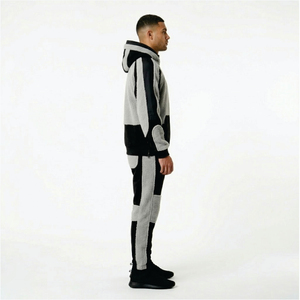 ชุดวอร์มหรูหราแบบหลายเนื้อผ้า – เสื้อฮู้ดดี้เทคโนโลยีพร้อมขอบเชอร์ปา และกางเกงจ็อกเกอร์ทรงเข้ารูปพร้อมลายเชนิลแบรนด์ดิ้ง - Product Image 3