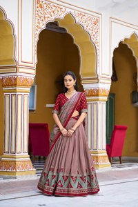 Lehenga, Blusa y Dupatta de Tela Glamorosa para Fiesta Nupcial, Diseño de Exportación, con Forro Jacquard y Zari, con Estampado - Product Image 3